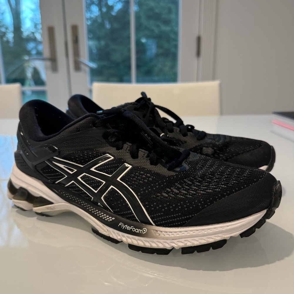 ASICS Women’s Gel Kayano 27 - size 8.5, lightly used